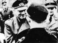 Hitler stringe la mano agli ultimi difensori di Berlino, reclutati tra bambini e adolescenti