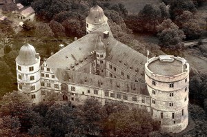 Il castello di Wewelsburg, sede dell'Ordine SS, la cui pianta a forma di vettore orientata verso il Nord affascinò Himmler. Il piano costruttivo degli edifici adiacenti doveva seguire la forma della Lancia di Longino.