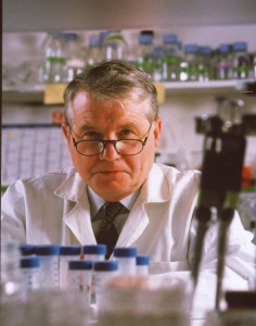 Il prof. Luc Montagnier al lavoro nel suo laboratorio
