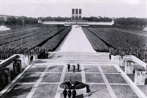 Raduno nazista, 1934. Lo stato di trance estatica e di fusione rituale della Germania con il suo capo-messia è completo