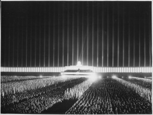 Una cerimonia di partito in notturna: secondo l'architetto del Reich Albert Speer, Hitler aveva creato una nuova religione e volle creare con questa scenografia una vera e propria cattedrale di luce. L'effetto scenografico sui presenti risultava di fortissimo impatto emozionale.