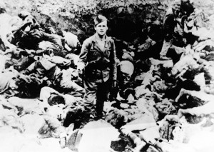 Soldato Ustasha in posa in una fossa comune di prigionieri. Campo di concentramento di Jasenovac