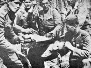 Soldati ustasha tagliano la testa di un prigioniero con una sega da falegname